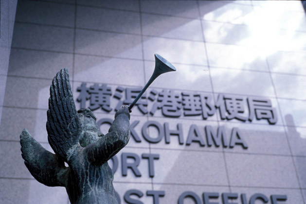 The photograph of Yokohama Kannai Sakuragicho, The statue of Post office 