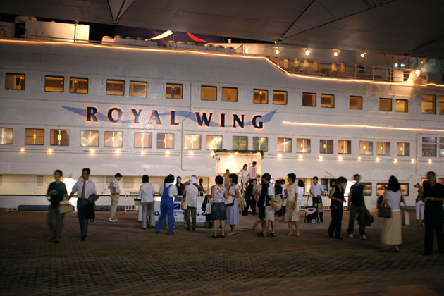 The photograph of Royalwing at night